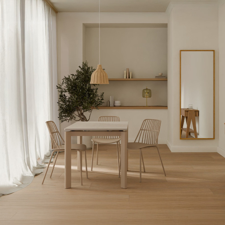 Silla Nerina de Somcasa en acabado beige en ambiente de comedor.