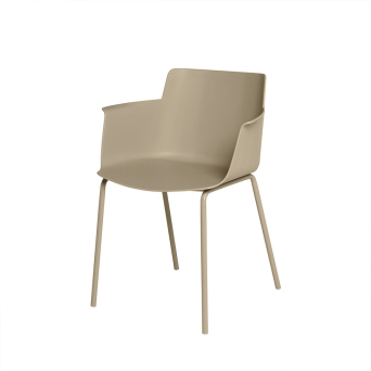 Silla Dolly de Somcasa en acabado beige y vista escorzada.