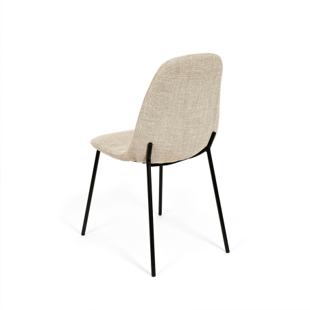 Silla Dana de Somcasa en acabado beige y vista escorzada lateral.