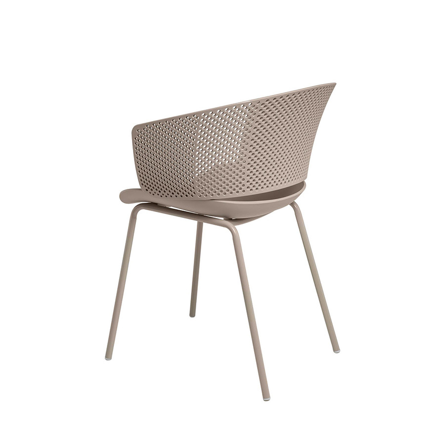 Silla Noelle de Somcasa en acabado beige y vista escorzada trasera.