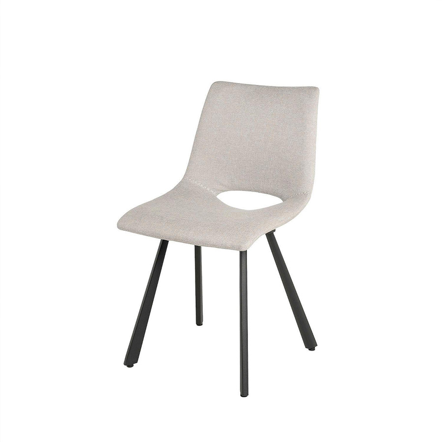 Silla Briana de Somcasa en acabado beige y vista escorzada.