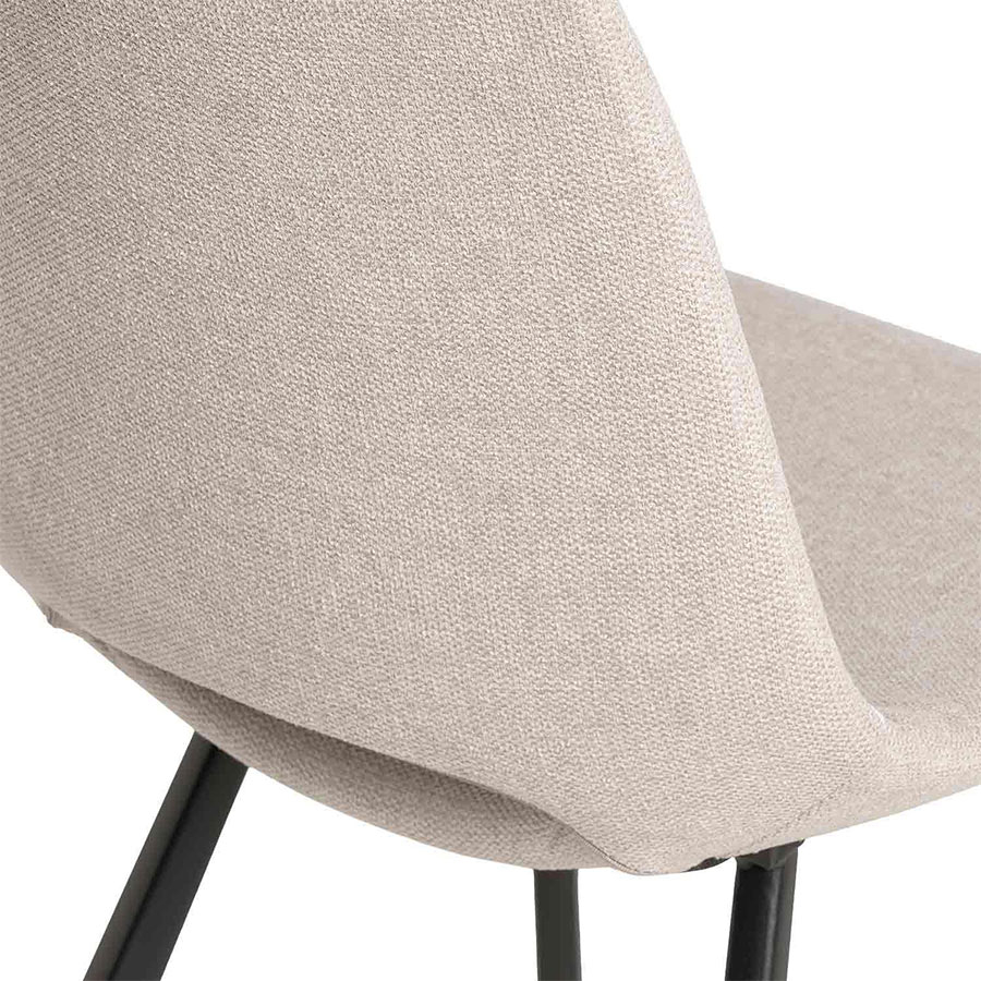 Silla Briana de Somcasa en acabado beige y vista detalle del respaldo.