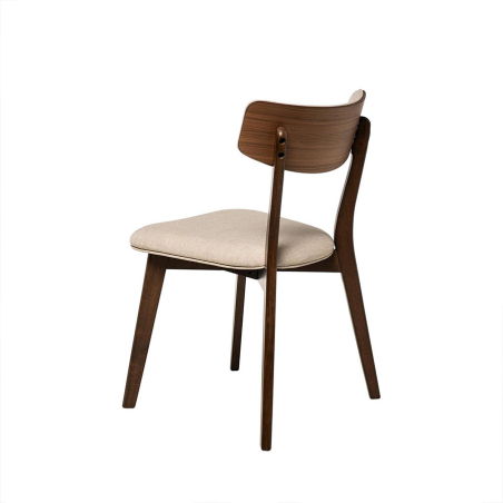 Silla Anais de Somcasa en acabado nogal beige  y vista escorzada trasera.