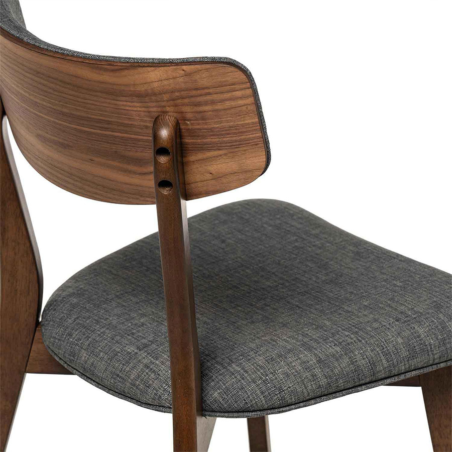 Silla Anais de Somcasa en acabado nogal gris oscuro y vista detalle del respaldo.