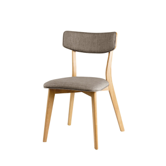 Silla Anais de Somcasa en acabado roble gris claro y vista escorzada.