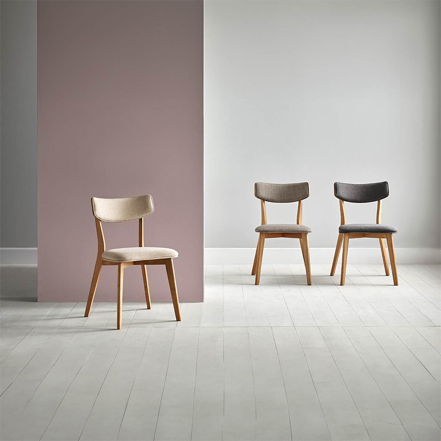 Colección silla Anais de Somcasa en acabado roble.