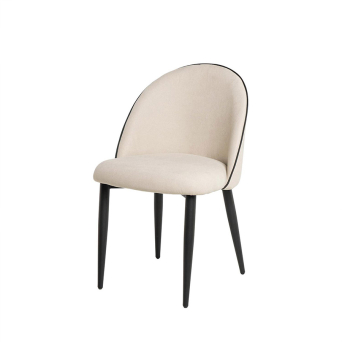 Silla Sloane de Somcasa en acabado beige y vista escorzada.