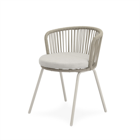 Silla Vilma de Somcasa en acabado beige y vista escorzada.