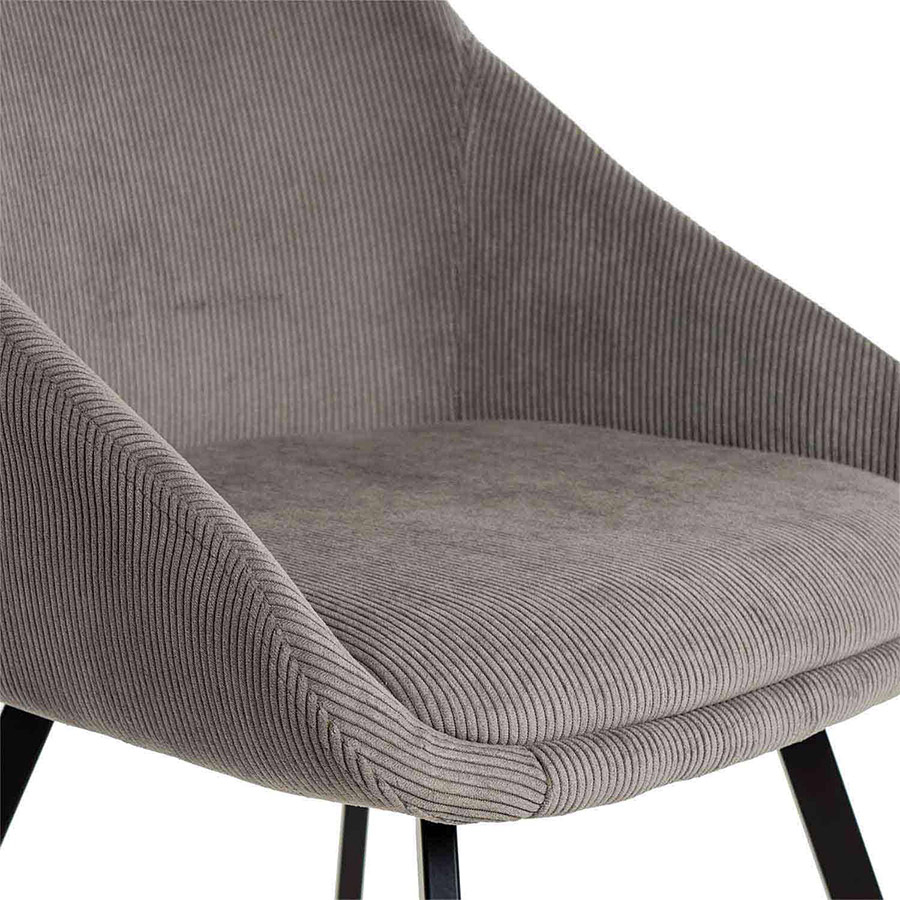 Silla Macie de Somcasa en acabado gris claro y vista detalle del asiento.