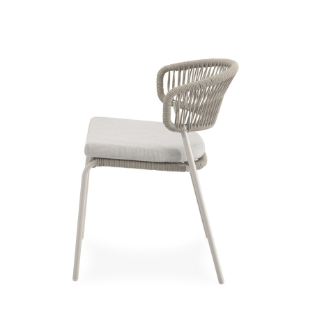 Silla Palmira de Somcasa para jardín en acabado beige y vista lateral.