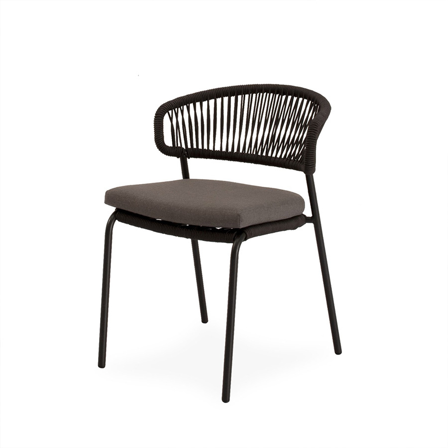 Silla Palmira de Somcasa para jardín en acabado gris y vista escorzada.