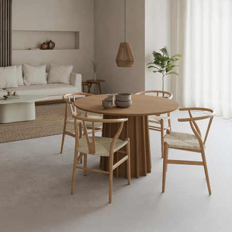 Silla Ada de Somcasa en acabado natural y vista en ambiente de comedor.