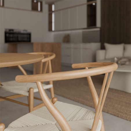 Silla Ada de Somcasa en acabado natural y vista detalle en ambiente del respaldo.