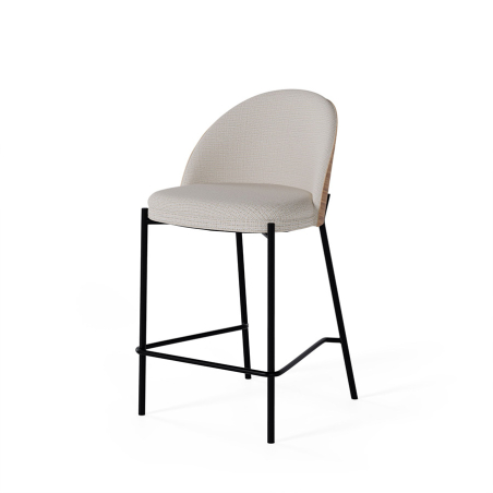 Taburete Aidan en acabado beige de Somcasa y vista escorzada.