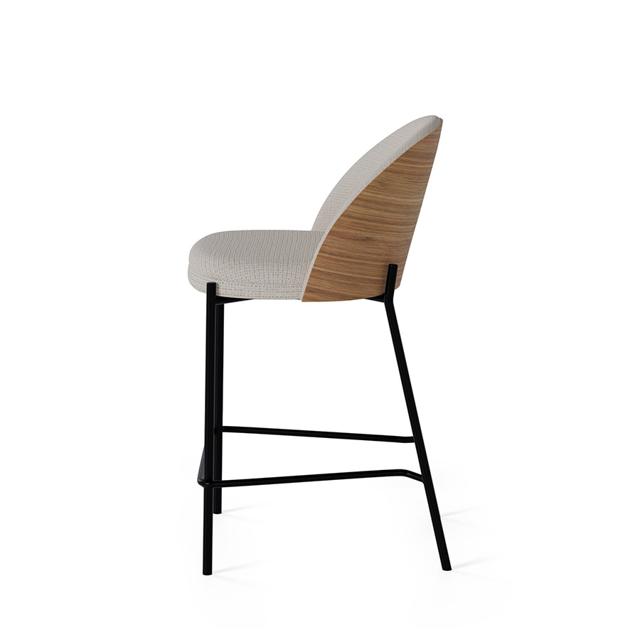 Taburete Aidan en acabado beige de Somcasa y vista lateral.