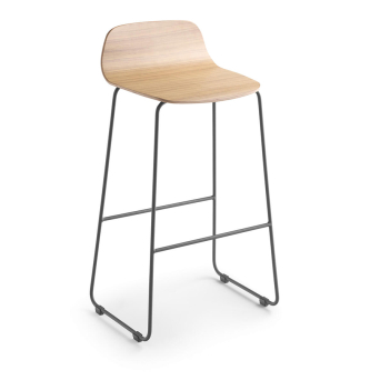 Taburete Bisell de Treku, con carcasa y respaldo en madera de roble