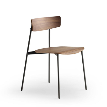 Silla Kol de Treku, fabricada en chapa de madera y patas metálicas