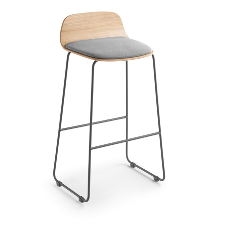 Taburete Bisell  con respaldo de madera, asiento de madera tapizado y pies metálicos