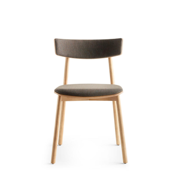 Silla Kol tapizada de Treku, con estructura de madera y asiento y respaldo plafonado