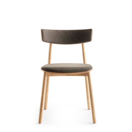 Silla Kol tapizada de Treku, con estructura de madera y asiento y respaldo plafonado