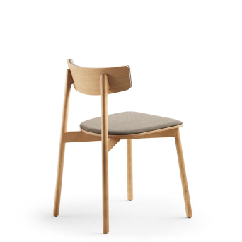 Silla Kol tapizada de Treku, con estructura de madera y asiento y respaldo plafonado 2