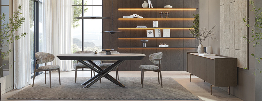 Ambiente con mesa de comedor, sillas y aparador Colline de cuatro puertas, en madera natural