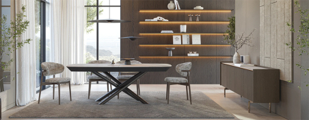 Ambiente con mesa de comedor, sillas y aparador Colline de cuatro puertas, en madera natural