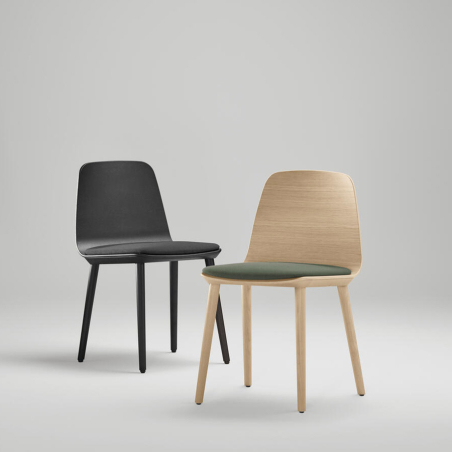 Silla Bisell de Treku, fabricada en madera y con asiento tapizado