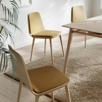 Silla Bisell de Treku, en madera y con asiento y respaldo tapizado 2