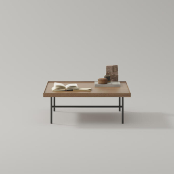 Mesa de centro Kutxa de Treku, en chapa de madera natural y patas de acero
