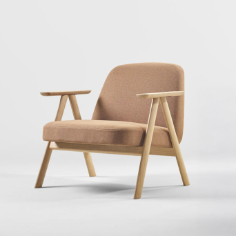Butaca Leku de Treku, con estructura en chapa de madera natural y la carcasa tapizada