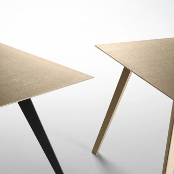 Mesa Aise de Treku con estructura metálica y tapa rectangular 2