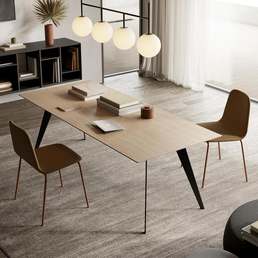 Mesa Aise de Treku con estructura metálica y tapa rectangular