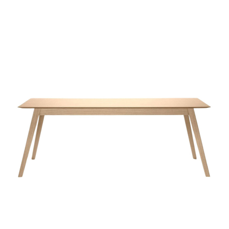 Mesa Aise de Treku, con patas en madera maciza y encimera en chapa de madera natural
