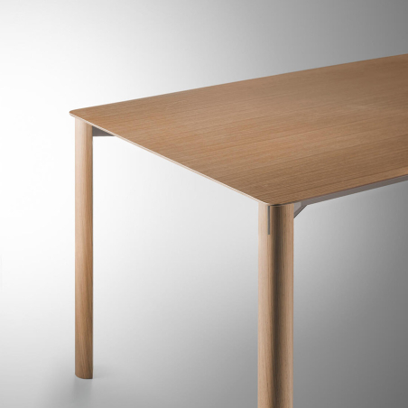 Mesa de comedor fija Laga, de Treku, con estructura en madera maciza y encimera en chapa de madera natural