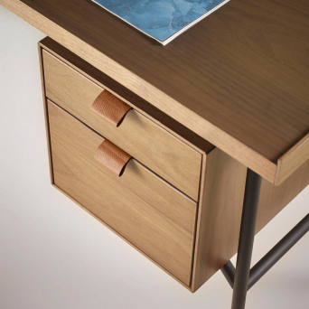 Escritorio Kutxa de Treku, fabricado en chapa de madera natural con patas de acero color grafito 2