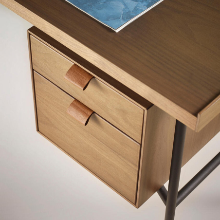 Detalle cajones en chapa de madera natural con tiradores de piel del Escritorio Kutxa de Treku