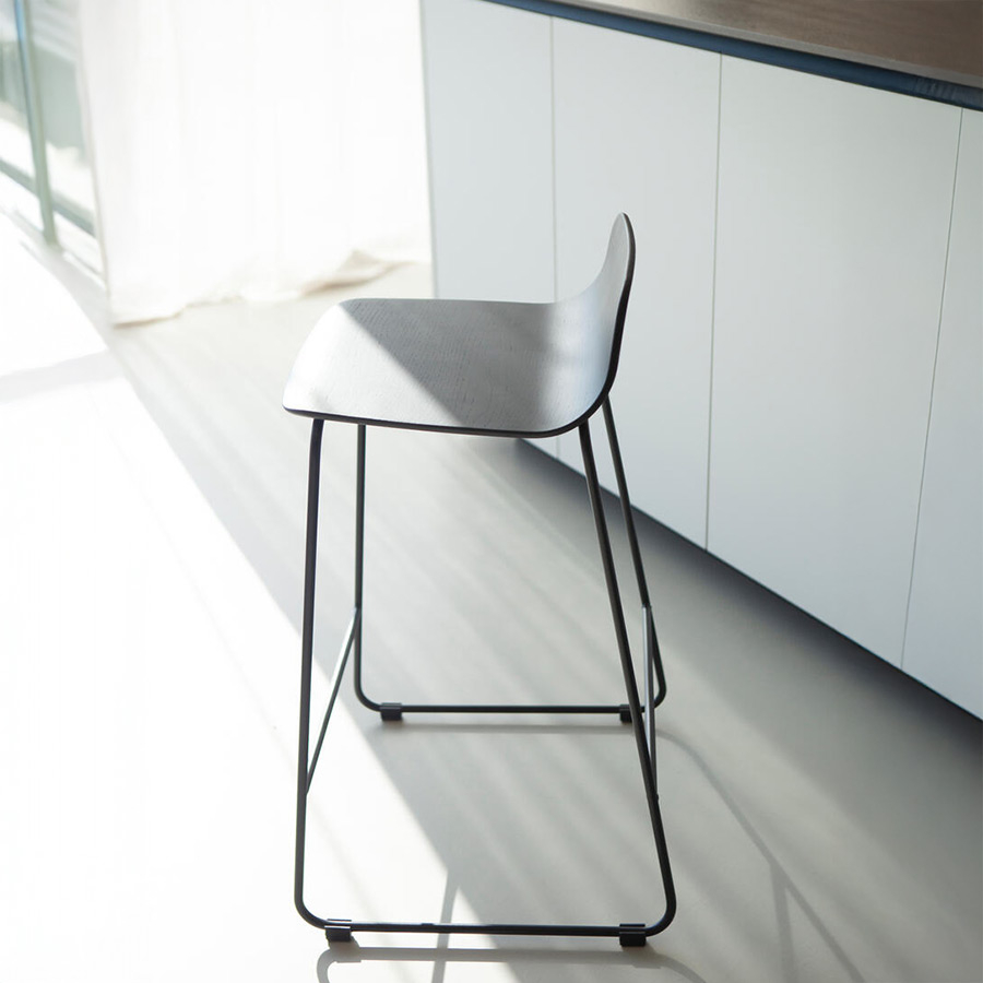 Taburete Bisell de Treku, con carcasa y respaldo en madera de roble en acabado Kai Black
