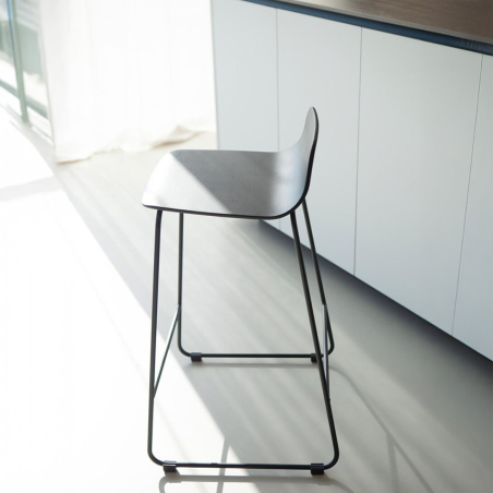 Taburete Bisell de Treku, con carcasa y respaldo en madera de roble en acabado Kai Black