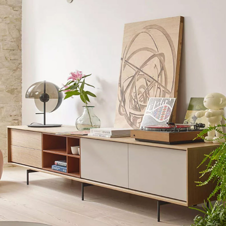 Mueble TV Aura 01 Iconic de Treku en ambiente de salón retro con plantas