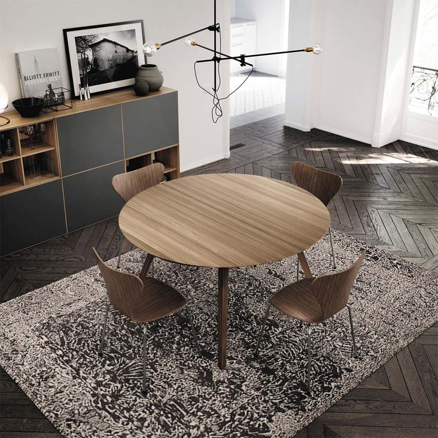 Mesa redonda ext. Aise, de Treku, fabricada en madera natural y en ambiente de comedor