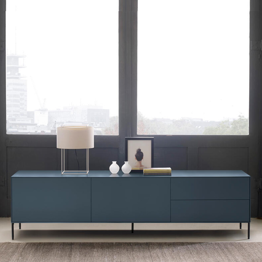 Mueble TV Lauki 8 de Treku, fabricado en DM lacado con pies cilíndricos