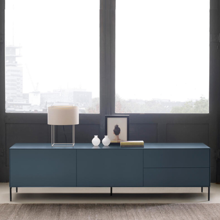 Mueble TV Lauki 8 de Treku, fabricado en DM lacado con pies cilíndricos