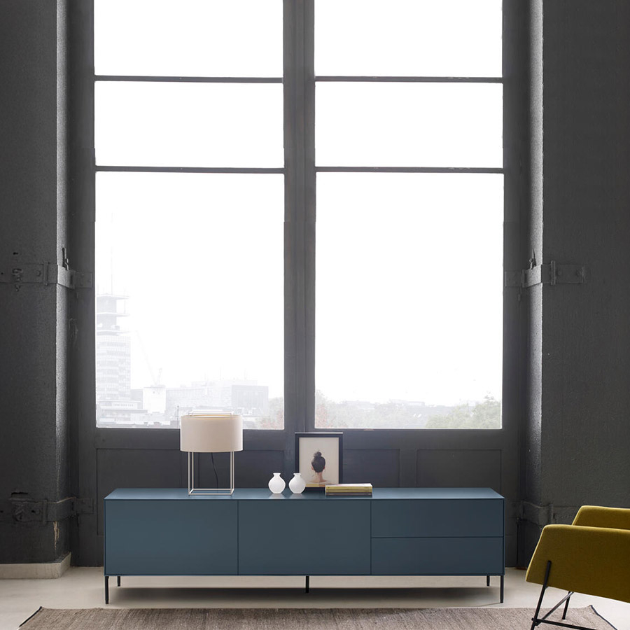 Mueble TV Lauki 8 de Treku, con módulo de 2 puertas y 2 cajones con pies cilíndricos