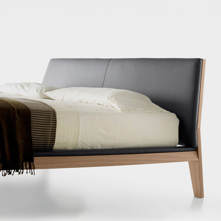 Detalle de la estructura de madera maciza y el cabecero acolchado de la Cama Bel de Treku