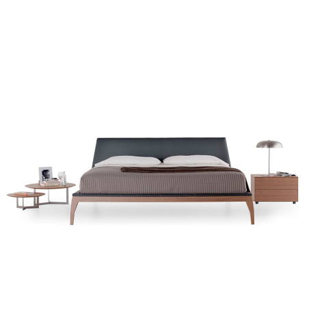 Cama Bel de Treku, con estructura de madera maciza y cabecero acolchado