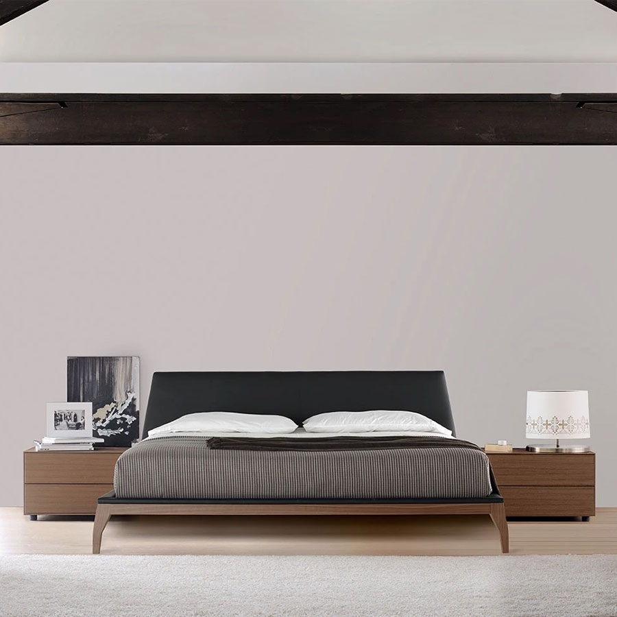 Cama Bel de Treku, acabado nogal y polipiel black, en ambiente de dormitorio