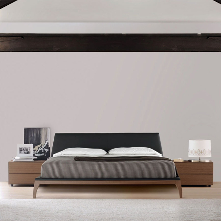 Cama Bel de Treku, acabado nogal y polipiel black, en ambiente de dormitorio
