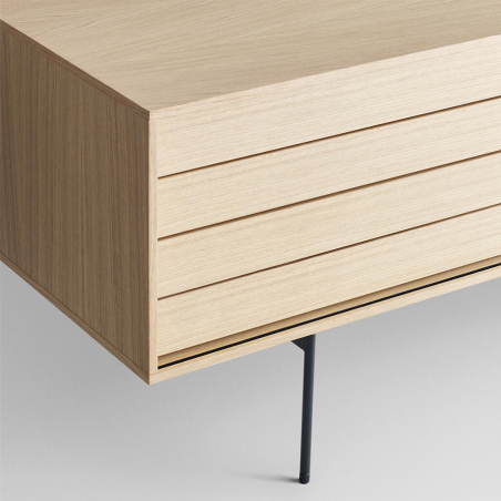 Detalle del acabado roble orgánico y del bastidor con pies cilíndricos del Mueble de TV Aura 3 de Treku