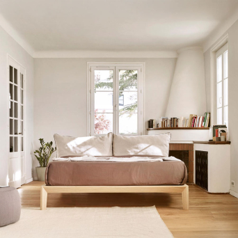 Cama Bora de Treku, con estructura en madera maciza recubierta con chapa natural y dos cojines 2